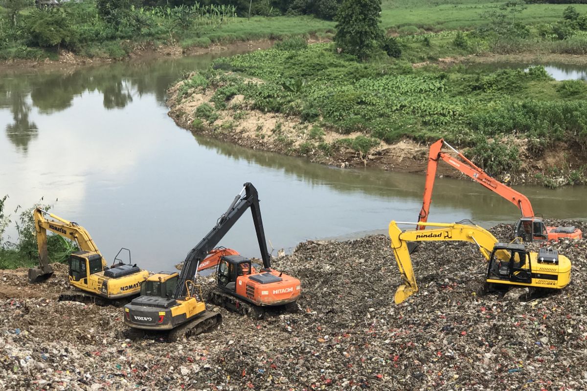 Jebolnya turap TPA Cipeucang di Tangerang Selatan, Banten, menyebabkan tumpukan sampah jatuh ke aliran Sungai Cisadane.