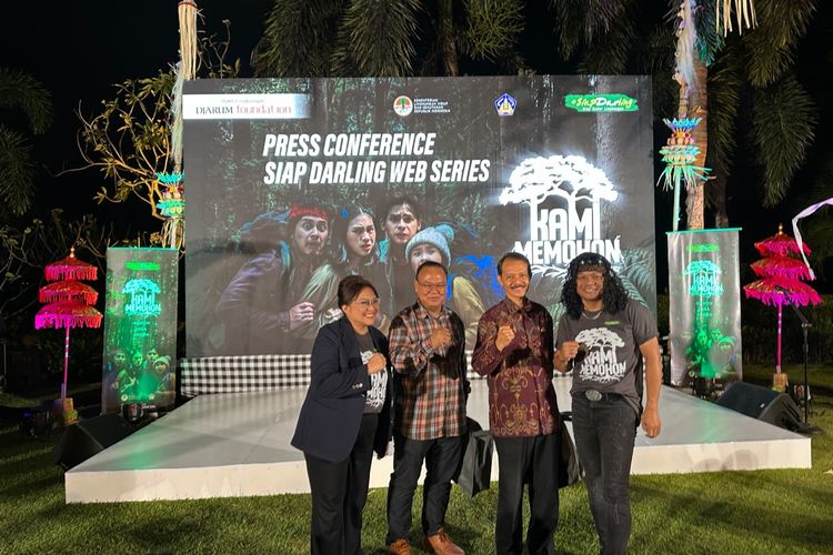 Direktur Komunikasi Djarum Foundation, Mutiara Diah Asmara (kiri); Kepala Bagian Hubungan Antar Lembaga Kementerian Lingkungan Hidup dan Kehutanan, Arijan Prasodjo; (kanan dari Mutiar), dan Dian Dipa Candra (Candil ex-Serieus, kanan) dalam jumpa pers Siap Darling Web Series Kami Memohon di Bali pada Rabu (18/9/2024). 