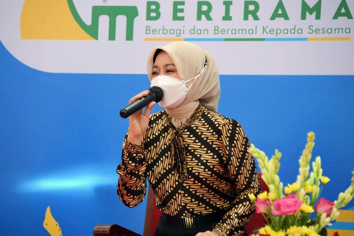 Ketua TP PKK Provinsi Jawa Barat Atalia Praratya Ridwan Kamil saat memberikan preview Bubos 2021 dalam  acara Jabar Punya Informasi di Gedung Sate Bandung, Jumat (16/4/2021).