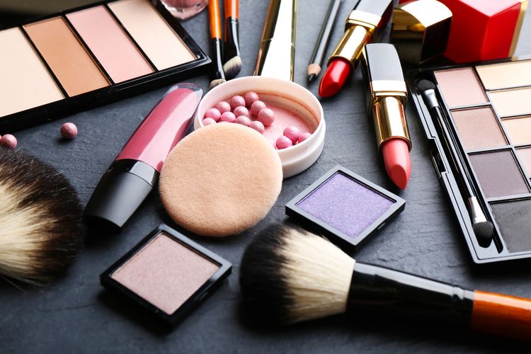 Produk makeup memang sangat personal. Namun, makeup bisa menjadi pilihan kado ulang tahun untuk pacara wanita.