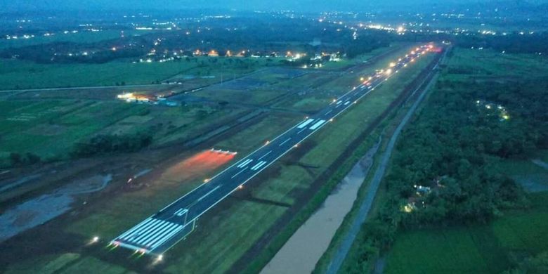 Rombongan Dirjen Perhubungan Udara (Hubud) Kementerian Perhubungan (Kemenhub) menjalan landing di Bandara Soedirman Purbalingga, Minggu (31/1/2021). Pendaratan berjalan mulus dan Bandara siap digunakan untuk penerbangan komersial pada Lebaran 2021. 