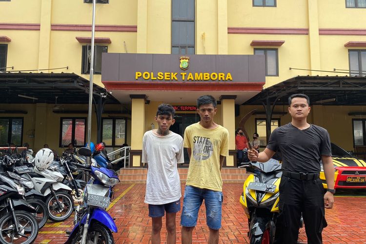 Dua begal sadis di Tambora, Jakarta Barat, berinisial ASM (21) dan RW (24) ditangkap polisi.