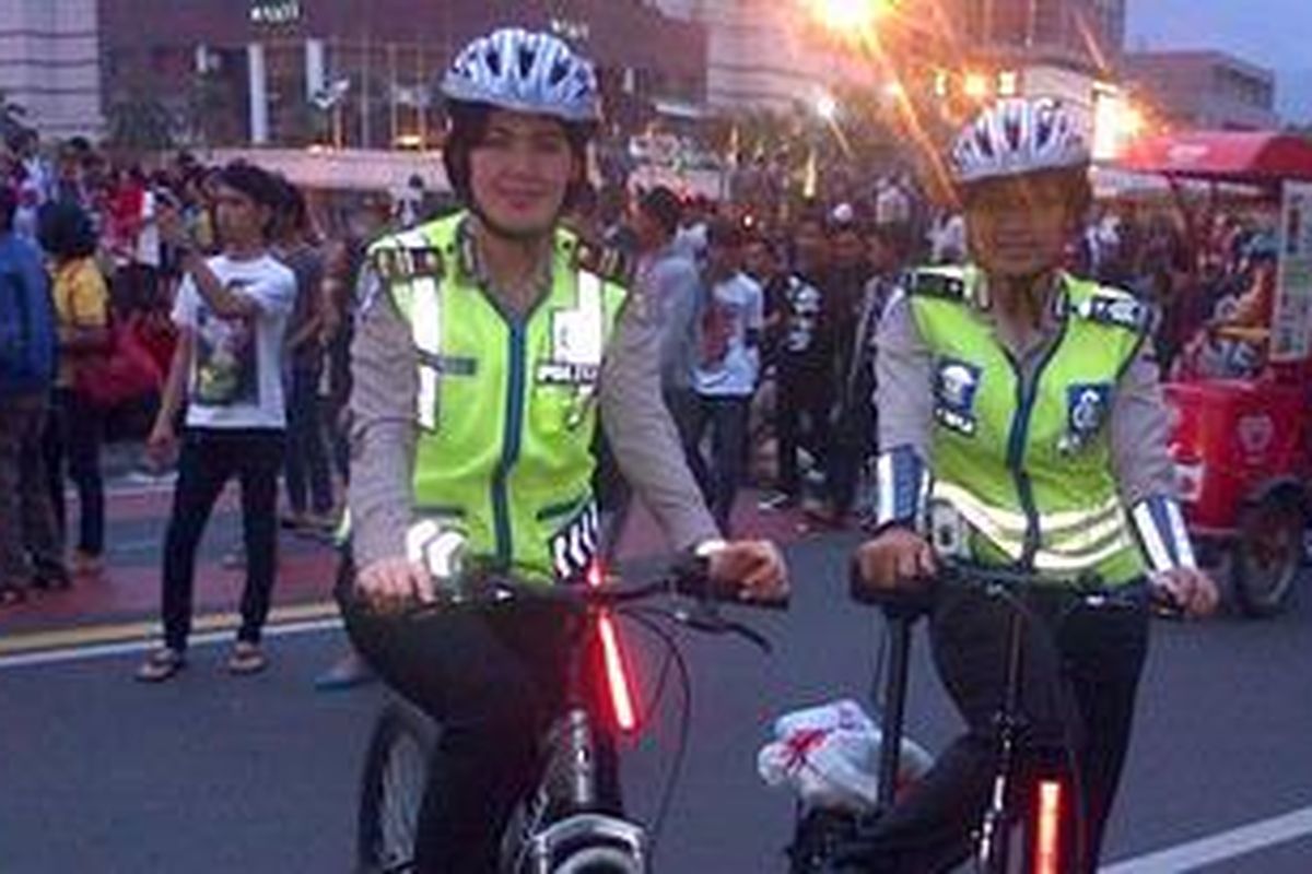 Sebanyak 50 polwan yang menggunakan sepeda turut mengamankan jalan mulai dari Dukuh Atas sampai Monas, Senin (31/12/2012). 