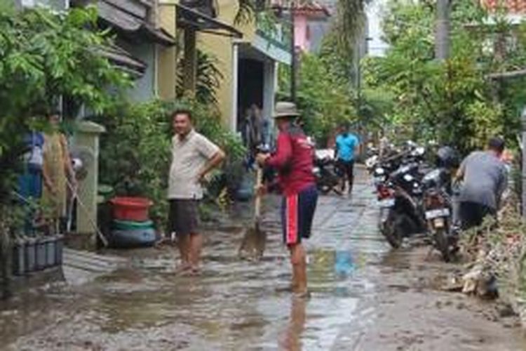 Warga bersihkan lumpur pasca banjir di Solo, Kamis (23/4/2015). 