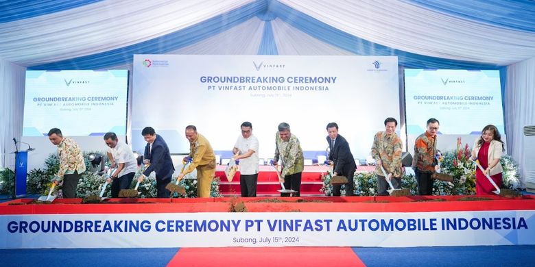 Kepala Staf Kepresidenan Moeldoko saat meresmikan groundbreaking pabrik mobil listrik VinFast di Subang, Jawa Barat, Senin (15/7/2024).