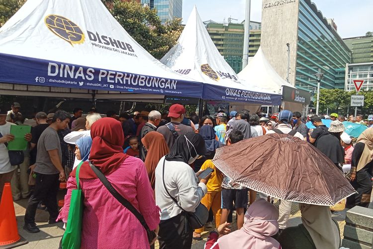 Pendaftaran kartu layanan gratis transportasi umum di Car Free Day Bundaran HI, Jakarta Pusat, Minggu (2/10/2025)