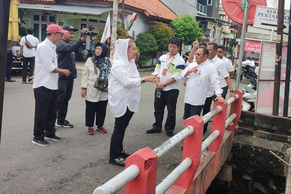 Wali Kota Semarang Hevearita Gunaryanti Rahayu mengecek penyebab banjir di wilayah Bulu Lor, Kecamatan Semarang Utara, Semarang, Rabu (7/2/2024)
