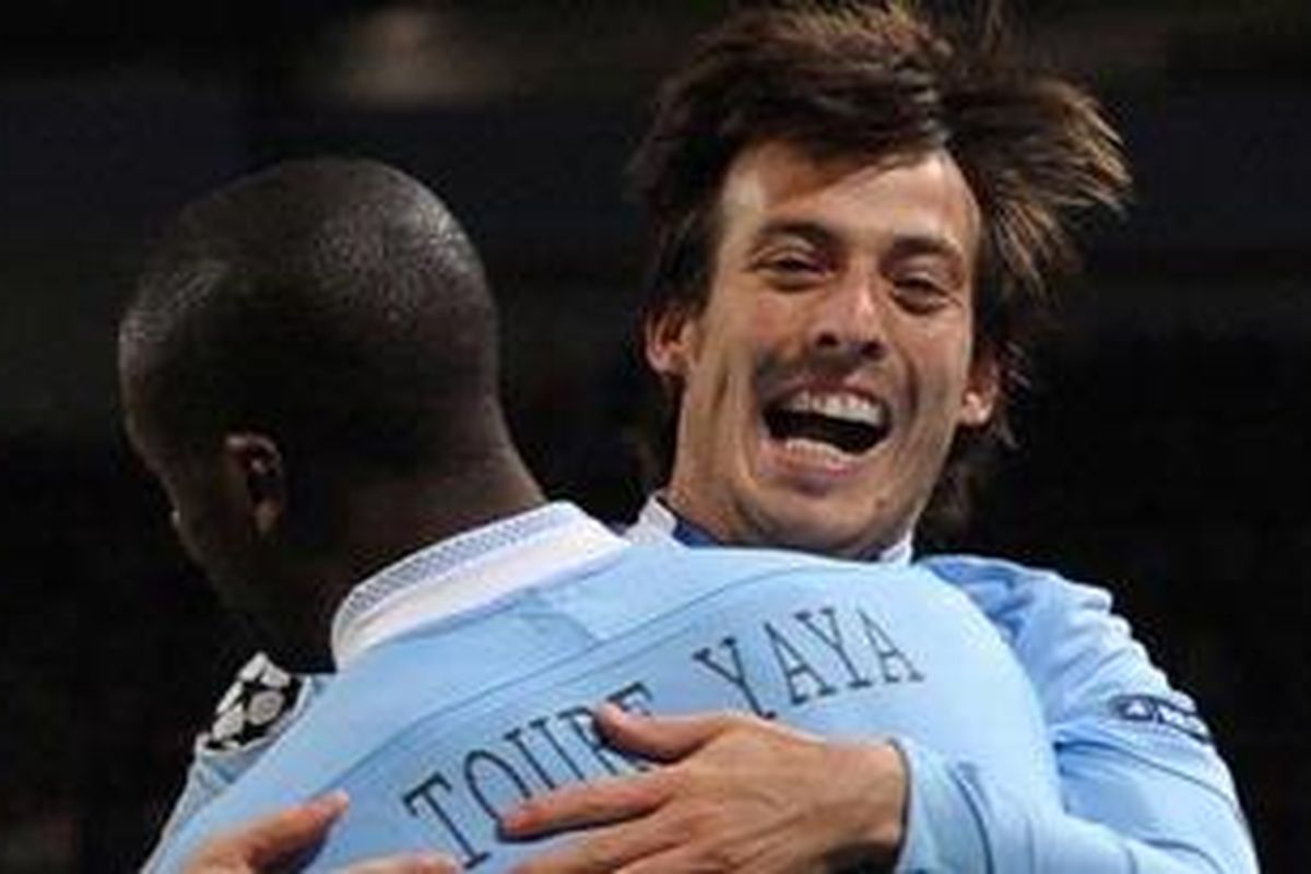Dua pemain Manchester City, Yaya Toure dan David Silva, saling berpelukan. Kedua pemain ini mencetak gol dan membawa City menang 2-0 atas Bayern Muenchen pada laga terakhir kualifikasi Liga Champions Grup A, Rabu atau Kamis (8/12/2011) dini hari WIB. Meski menang, City tersingkir karena kalah nilai dari Napoli yang menang atas Villarreal.