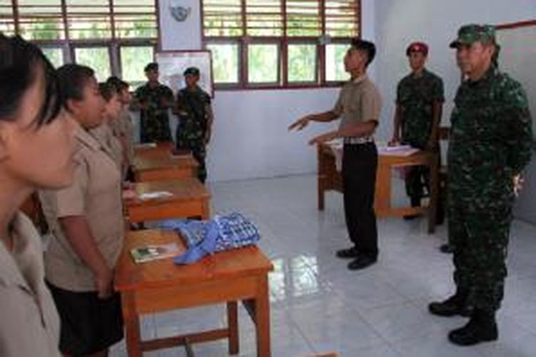 Pandam VII/Wirabuana Mayjen TNI Bachtiar, S.Ip. MAP, berkesempatan mengajar siswa Kelas IX SMP Miangas, Talaud, Sulut.