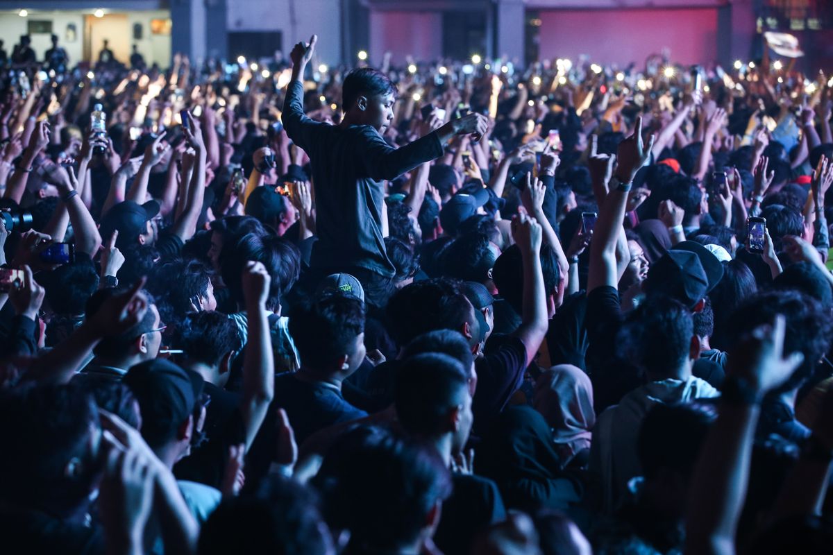 Sobat ambyar berjoget saat penyanyi Didi Kempot tampil di hari pertama Synchronize Festival 2019 di JI Expo Kemayoran, Jakarta, Jumat (4/10/2019).