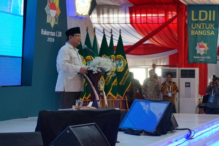 Calon presiden nomor urut 02 Prabowo Subianto saat berpidato pada Rapat Kerja Nasional (Rakernas) Lembaga Dakwah Islam Indonesia (LDII) di Pondok Pesantren Minhajurrosyidin Pondok Gede, Jakarta Timur, Kamis (11/10/2018).