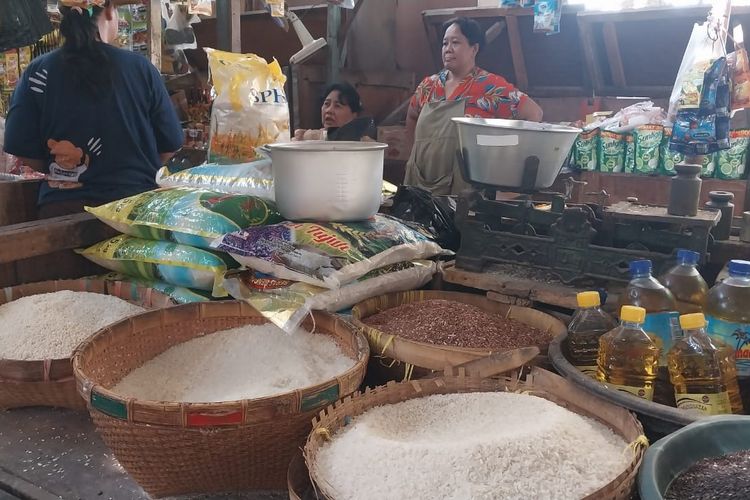 Suasana di lapak beras pasar Brang Biji Sumbawa. Kini, harga beras di Sumbawa melonjak menjadi Rp 18.000 per kilogram.
