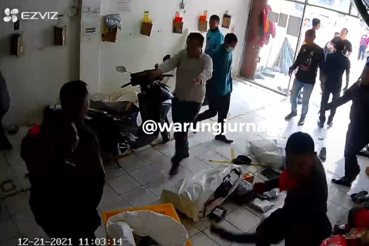 Pengeroyokan terjadi di ruko jasa ekspedisi di Jalan Pondok Kelapa Raya, Duren Sawit, Jakarta Timur, Selasa (21/12/2021). Sejumlah orang mendatangi ruko dan menyerang para karyawan di ruko tersebut. Mereka memukuli hingga menginjak korban.