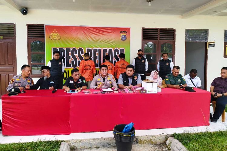 Polsek Mandau saat menggelar konferensi pers pengungkapan kasus pencabulan anak di bawah umur di Bengkalis, Riau, Senin (25/9/2023).


