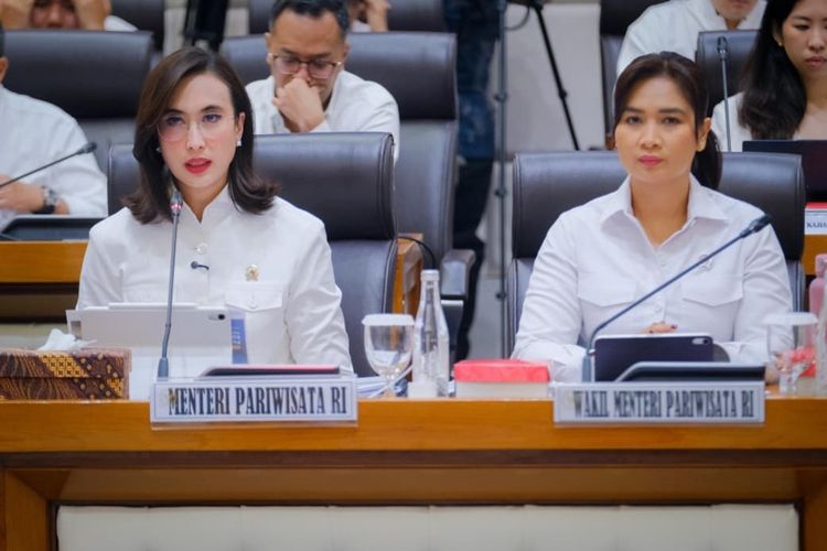 Menteri Pariwisata Widiyanti Putri Wardhana (kiri) dan Wakil Menteri Pariwisata Ni Luh Puspa (kanan) saat hadir dalam Rapat Kerja Kementerian Pariwisata bersama Komisi VII DPR RI terkait pembahasan program kerja Kementerian Pariwisata Tahun Anggaran 2026 di Ruang Rapat Kerja Komisi VII, Senayan, Jakarta (3/6/2026).