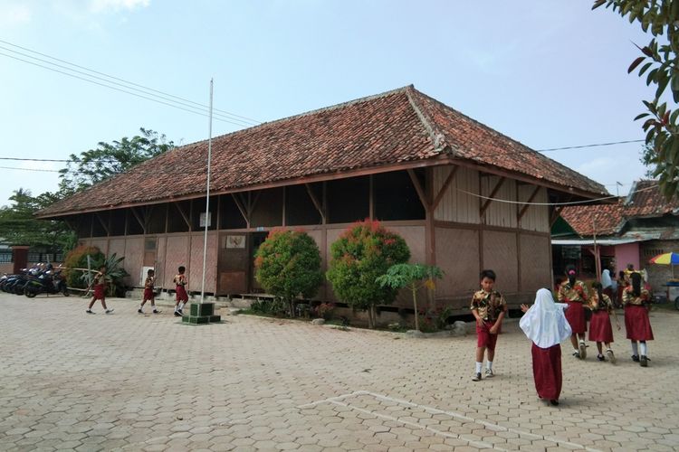 Siswa tengah beraktivitas di depan gedung sekolah di SDN Pisangsambo 1, Kecamatan Tirtajaya, Kabupaten Karawang, yang merupakan bangunan peninggalan zaman Belanda, Rabu (7/11/2019).