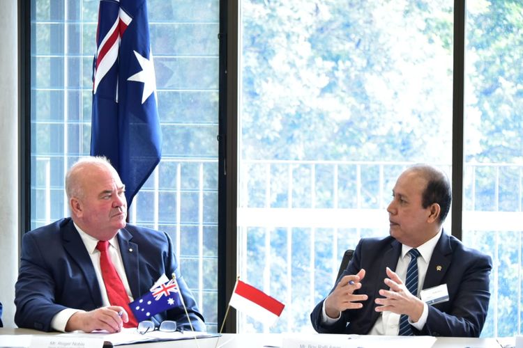 Australia's Ambassador for Counter Terrorism Roger Noble (left) and Indonesia's Counterterrorism Agency (BNPT) head Commissioner General Police Boy Rafli Amar (right) during the Eighth Counter-Terrorism Consultations on Tuesday, April 12 in Sydney. Photo: BNPT 