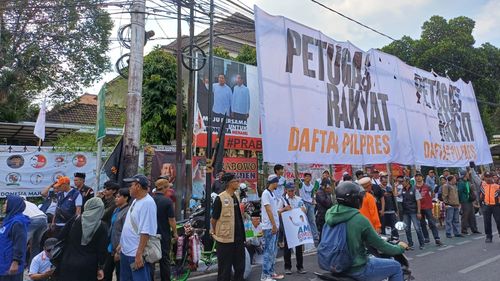 Ketika Rumah Pemenangan Prabowo Subianto di Dekat KPU Tertutup Spanduk "Petugas Rakyat Daftar Pilpres"...