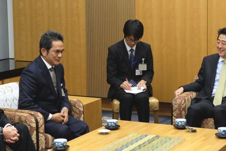 Yusron Ihza Mahendra (kedua kiri) saat masih menjabat sebagai Duta Besar Indonesia untuk Jepang. Foto diambil saat Yusron bertemu dengan PM Jepang Shinzo Abe pada 2014. 