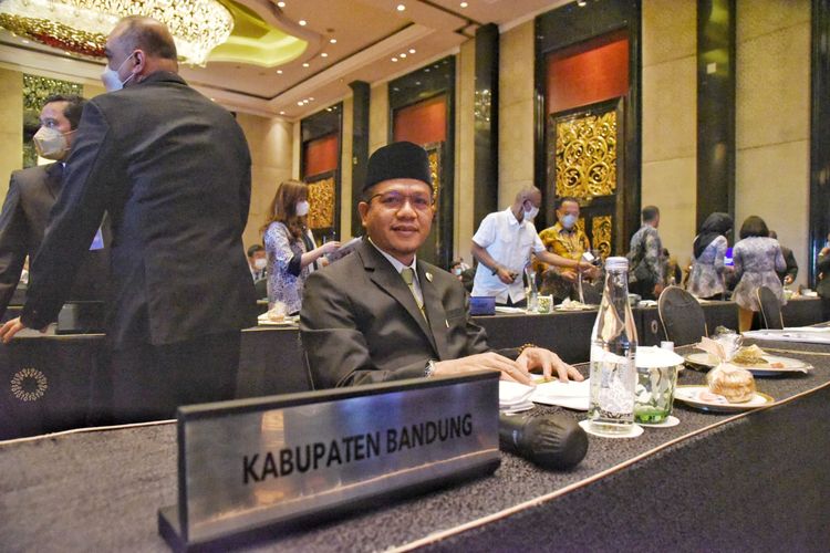 Bupati Bandung Dadang Supriatna mengaku tak keberatan dengan larangan buka bersama dan open house yang disampaikan Presiden Jokowi beberapa waktu lalu