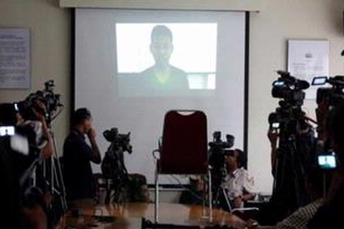 Rekaman video testimoni Bayu Setiono (22) diputar di Mabes Polri, Jakarta, Kamis (6/9/2012). Bayu yang diduga terlibat dalam aksi teror di Solo, ditangkap oleh Densus 88 di kediaman mertuanya, Wiji, di Desa Bulurejo, Kecamatan Gondangrejo, Karanganyar, Jawa Tengah.  