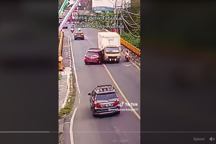 Video viral di media sosial memperlihatkan kecelakaan yang melibatkan Toyota Avanza dengan truk boks Mitsubishi Canter.