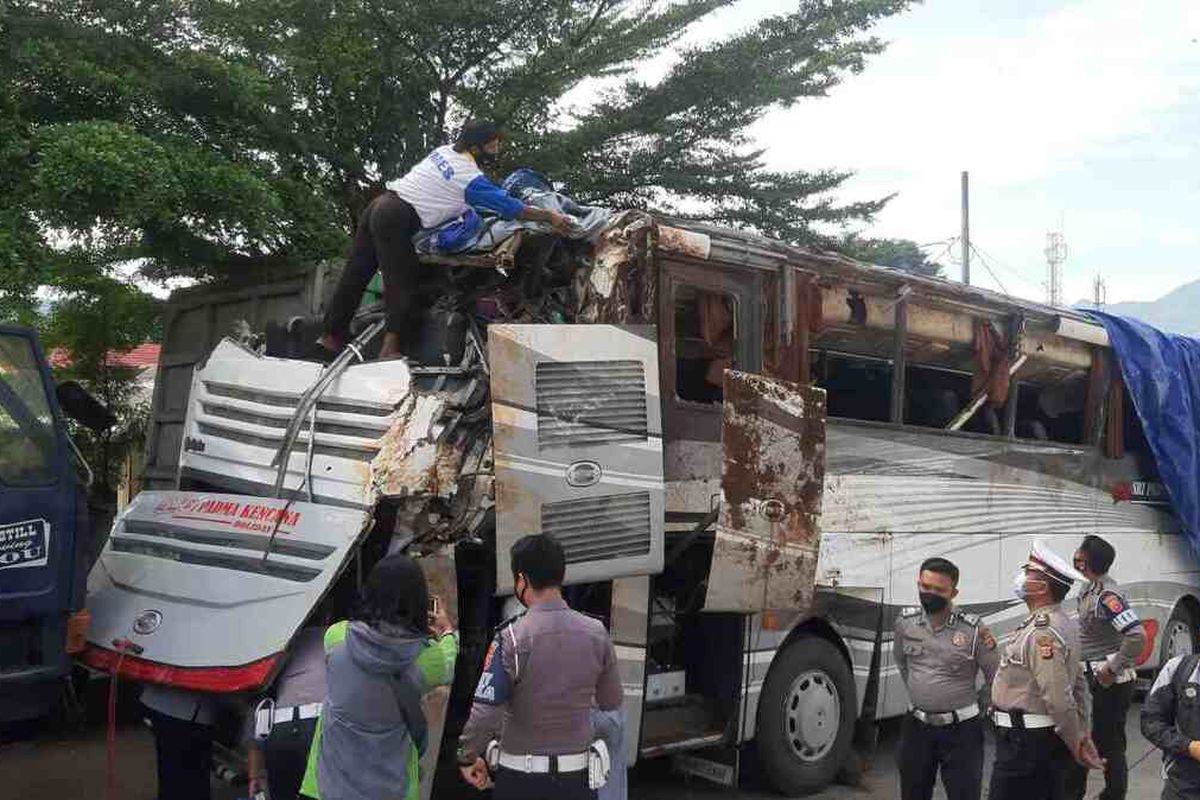 ATPM dan Dishub mengecek kelaikan bus maut yang mengalami kecelakaan tunggal di Tanjakan Cae, Wado Sumedang, Rabu (10/3/2021) lalu. AAM AMINULLAH/KOMPAS.com