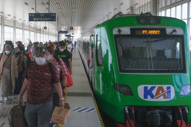 Kepadatan penumpang di stasiun Bandara YIA Kulonprogo. Berikut jadwal terbaru KA Bandara YIA Xpress dengan tambahan perjalanan yang berlaku per 1 Oktober 2023.
