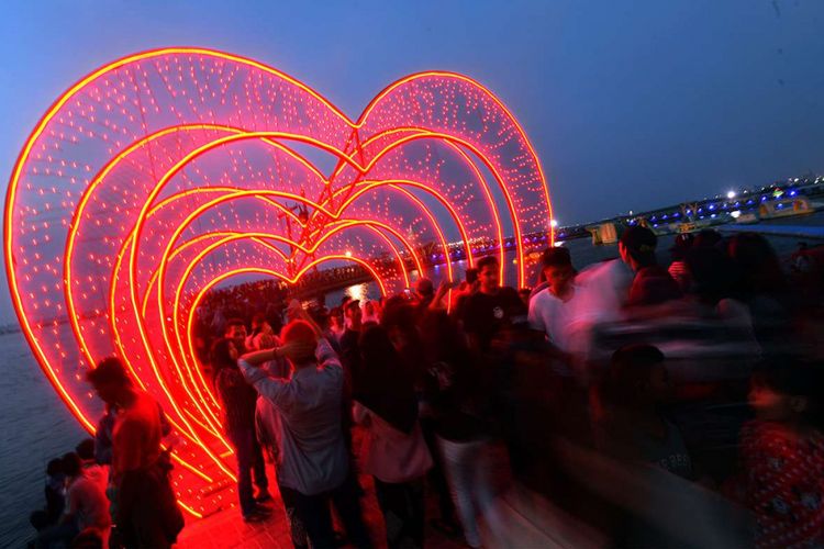 Warga mengunjungi kawasan Pantai Ancol, Jakarta, Rabu (27/6/2018). Ancol menjadi salah satu tujuan rekreasi warga untuk menghabiskan libur nasional dalam rangka pilkada serentak karena manajemen Ancol menggratiskan tiket bagi warga yang memiliki KTP DKI Jakarta.