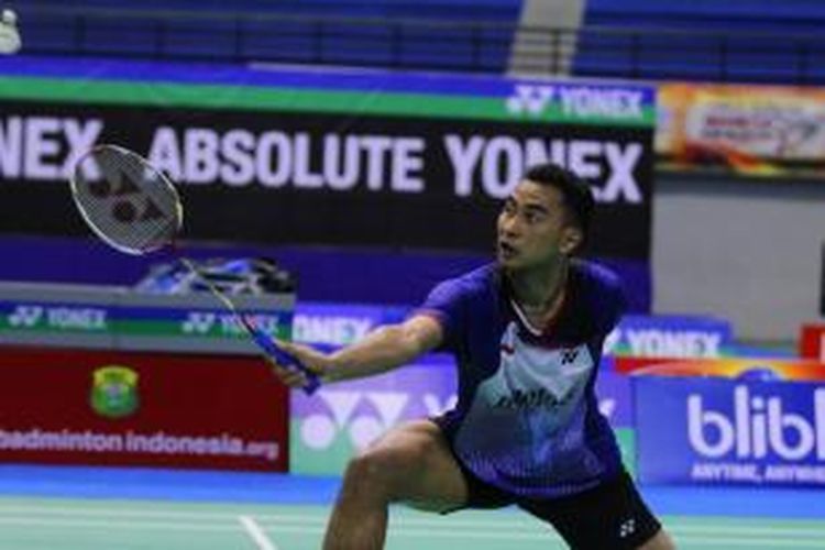 Tunggal putra, Tommy Sugiarto, mengembalikan shuttlecock pada Simon Santoso pada babak Yonex-Sunrise Indonesia Open Grand Prix Gold (GPG) 2013, di GOR Amongraga, Yogyakarta, Sabtu (28/9/2013).