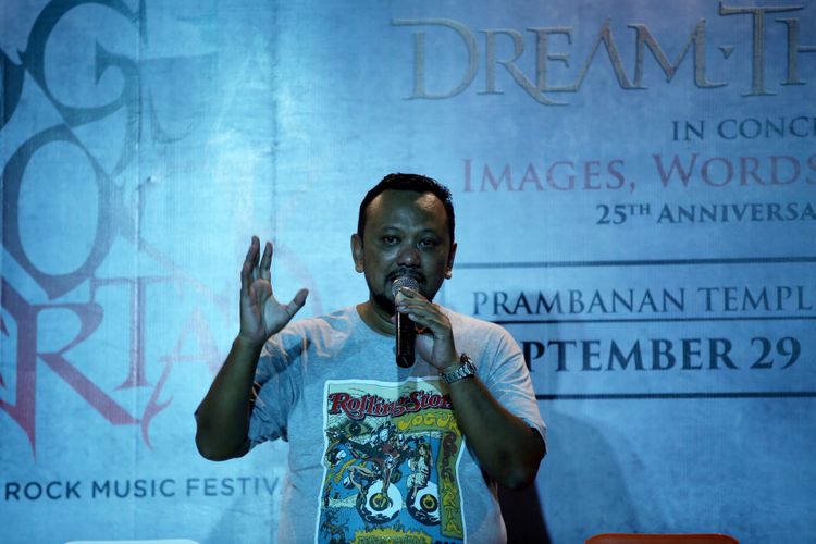 CEO Rajawali Indonesia Communication Anas Syahrul Alimi saat jumpa pers festival musik Jojgjarockarta dengan band utama Dream Theater di Hotel Hyat, Yogyakarta, Kamis (28/9/2017). Jogjarockarta akan menampilkan Dream Theater dan dimeriahkan antara lain God Bless, Roxx, Power Metal, dan Death Vomit. KOMPAS IMAGES/KRISTIANTO PURNOMO
