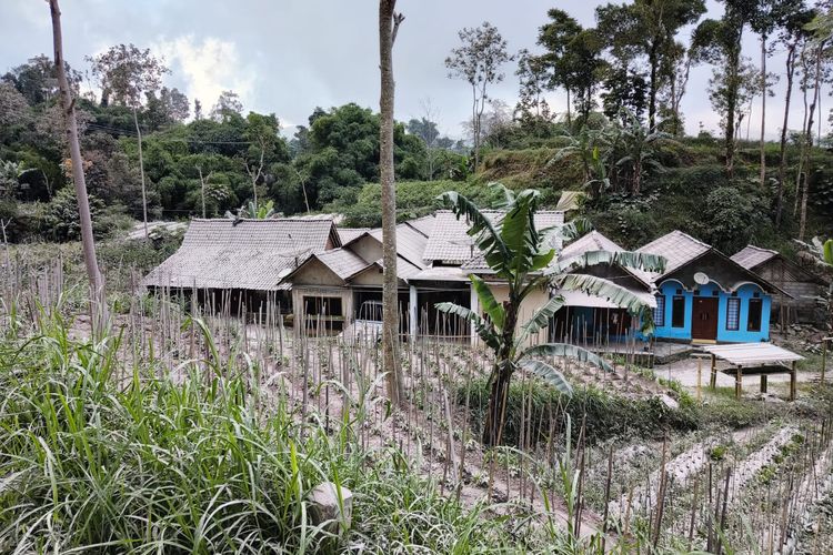 Hujan abu cukup tebal di Desa Wonolelo, Kecamatan Sawangan, Magelang, Jawa Tengah.