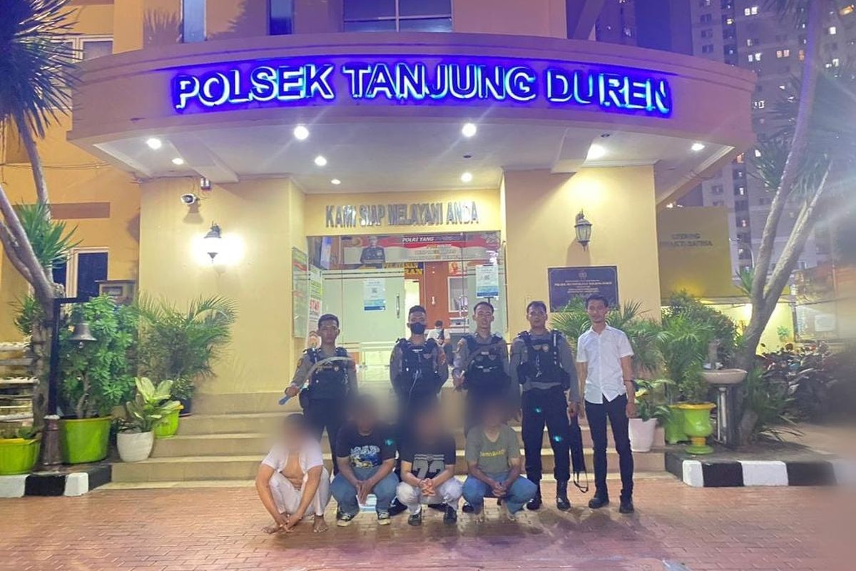 Tim Patroli Perintis Presisi Polres Metro Jakarta Barat menangkap 4 orang pelajar yang hendak melakukan aksi tawuran. Keempat remaja itu ditangkap di Jalan dr. Muwardi Raya Grogol Petamburan, Jakarta Barat, pada Selasa (18/10/2022) sekira pukul 18.00 WIB.