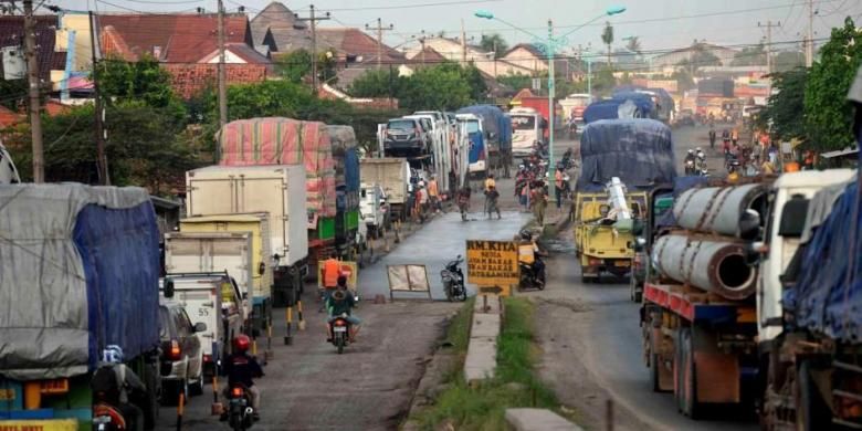 Kendaraan terjebak kemacetan di Desa Cimohong, Bulakamba, Brebes, Jawa Tengah, Selasa (23/7/2013). Kemacetan sepanjang 2 Kilometer tersebut disebabkan oleh pengecoran salah satu ruas jalan yang menjadi pertemuan Jalur Pantai Utara dengan Jalur Selatan.