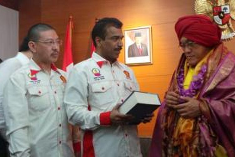 Ketua Umum Partai Golkar sekaligus pemilik Viva Grup Aburizal Bakrie (mengenakan sorban merah) mendapat penghargaan dari masyarakat Hindu-Budha di Jakarta, Rabu (15/10/2014).