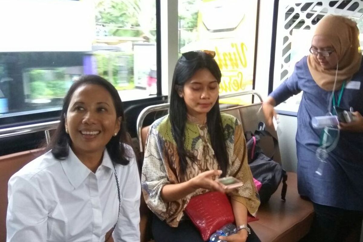 Menteri Badan Usaha Milik Negara (BUMN) Rini Soemarno naik TransJakarta menuju Sunda Kelapa, Jumat (3/3/2017).