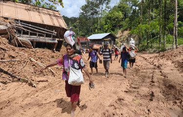 Ribuan korban bencana dari Tapanuli Tengah berjalan kaki mencari bantuan ke Tapanuli Utara, Sumut, Rabu (3/12/2025). Warga berjalan kaki selama 5-6 jam karena sudah kehabisan bahan pokok. Sudah lebih sepekan Kota Sibolga dan Tapanuli Tengah terisolasi dan tidak bisa diakses dari jalur darat.