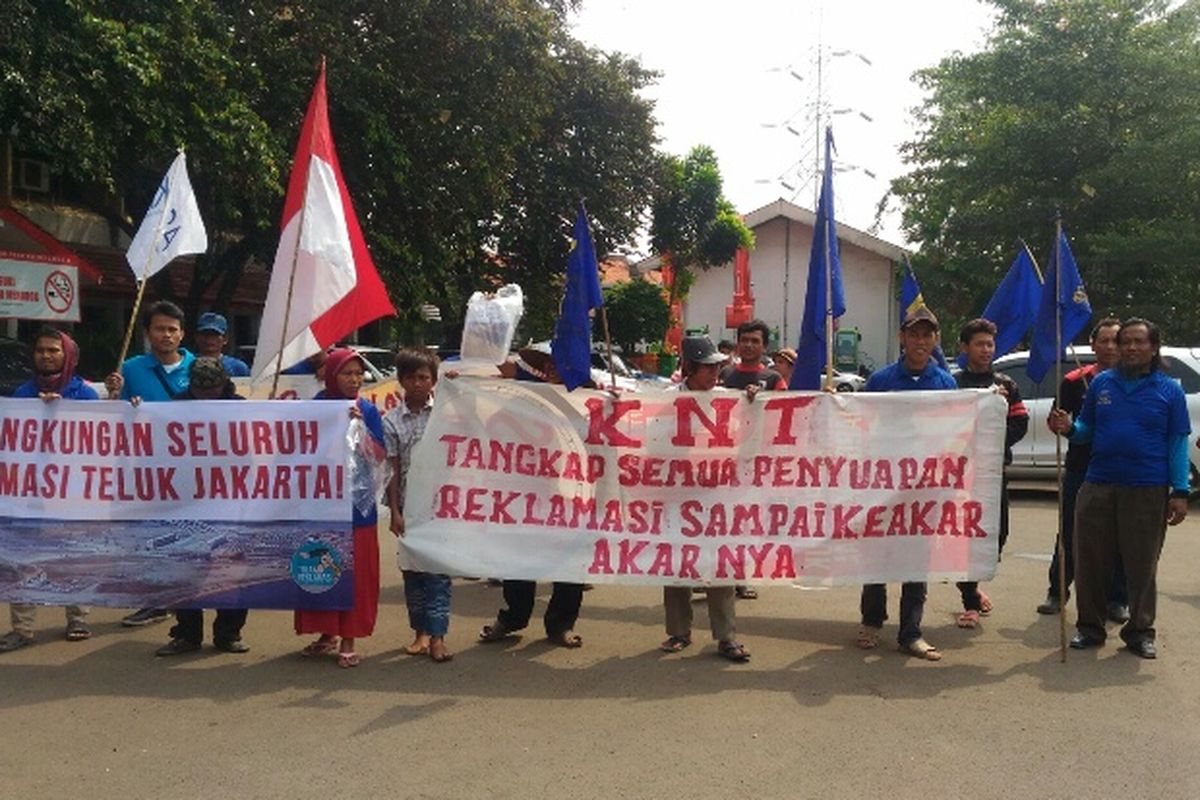 Puluhan nelayan yang tergabung dalam Koalisi Nelayan Tradisional (KNT) dari Muara Angke mendatangi Kantor Dinas Lingkungan Hidup DKI Jakarta di Cililitan, Jakarta Timur, Selasa (11/7/2017).