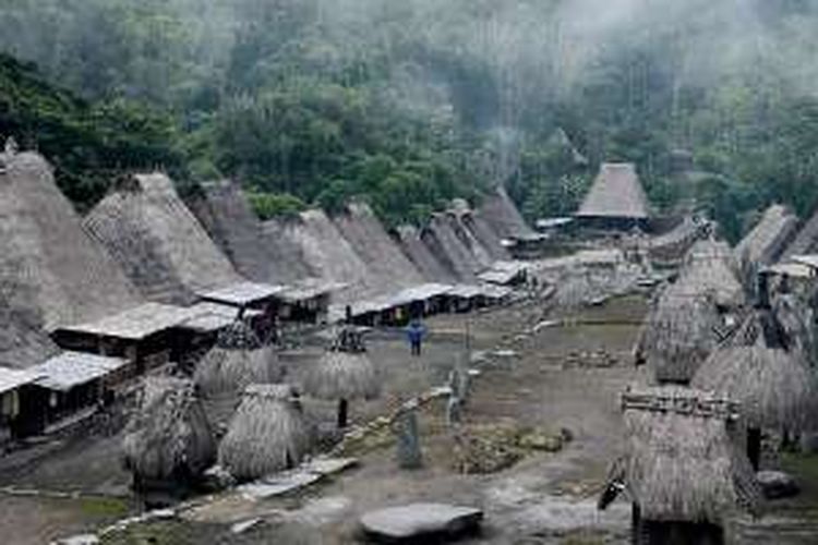 Kampung adat Bena di Flores berselimut kabut.