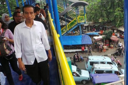 Seorang Bocah Rogoh Saku Celana Jokowi di Tanah Abang