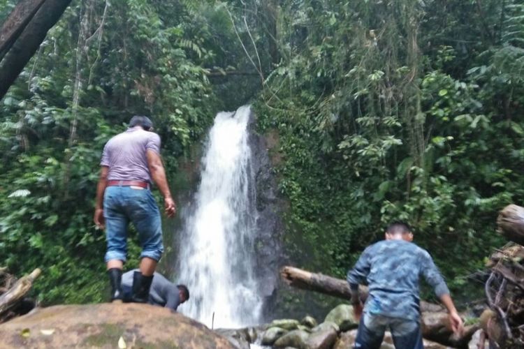 Warga menyaksikan keindahan air terjun di Desa Alue Dua, Kecamatan Nisam Antara, Kabupaten Aceh Utara, Aceh.