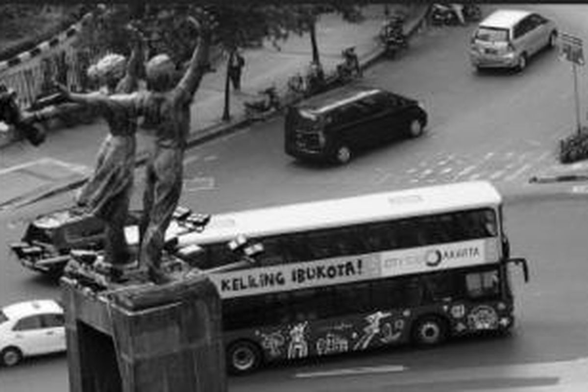 Bus wisata bertingkat melaju di kawasan Bundaran Hotel Indonesia, Jakarta Pusat, Kamis (6/3).