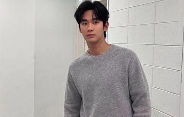 Gaya outfit Kim Soo Hyun dengan sweater