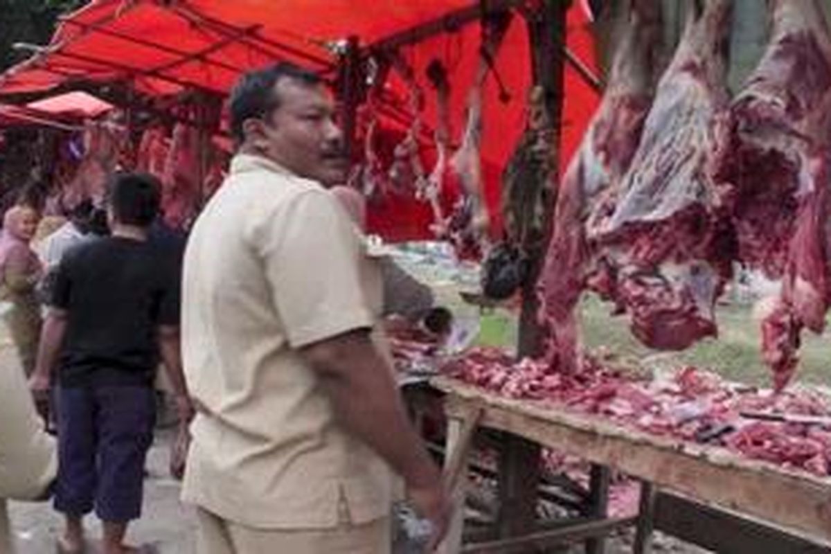 Seorang pembeli tengah melihat-lihat daging untuk dibeli di kawasan Beurawe Banda Aceh, Kamis (19/7/2012). Jelang ramadhan warga aceh menjalani tradisi meugang, alias masak daging. Akibatnya harga daging meroket hinga Rp 130 ribu/kg nya. ***** K12-11