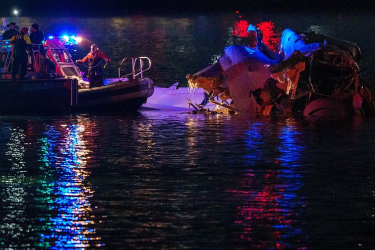 Bangkai pesawat American Airlines yang tabrakan dengan helikopter Black Hawk UH-60 di Sungai Potomac, Washington DC, Amerika Serikat, Rabu (29/1/2025) malam waktu setempat. Tabrakan American Airlines dengan helikopter terjadi saat pesawat hendak mendarat di Bandara Nasional Ronald Reagan.