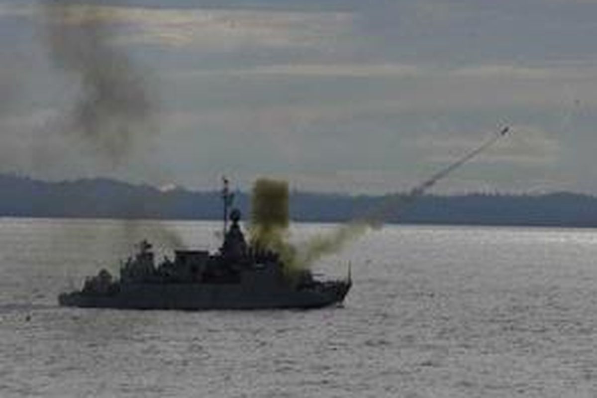 KRI Fatahillah milik TNI Angkatan Laut melakukan aksi tempur laut di perairan Kalimantan Timur, Minggu (15/6). Kegiatan ini dalam rangka Latihan Gabungan TNI yang akan berlangsung hingga 20 Juni 2008 mendatang. 