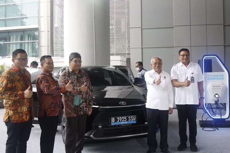 Kinto dukung Kemenko Marves dengan menyediakan mobil listrik Toyota bZ4X sebagai kendaraan dinas operasional