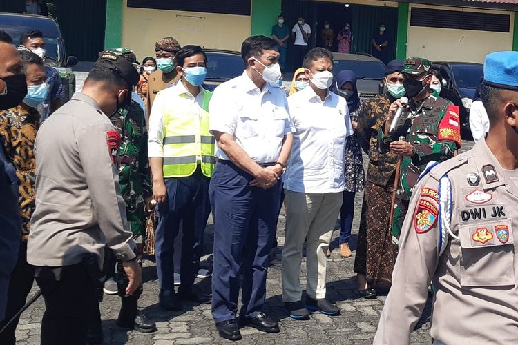 Menteri Koordinator Bidang Kemaritiman dan Investasi Luhut Binsar Panjaitan, Menkes Budi Gunadi Sadikin meninjau Rumah Sakit Darurat Covid-19 (RSDC) Asrama Haji Donohudan di Boyolali, Jawa Tengah, Kamis (5/8/2021).