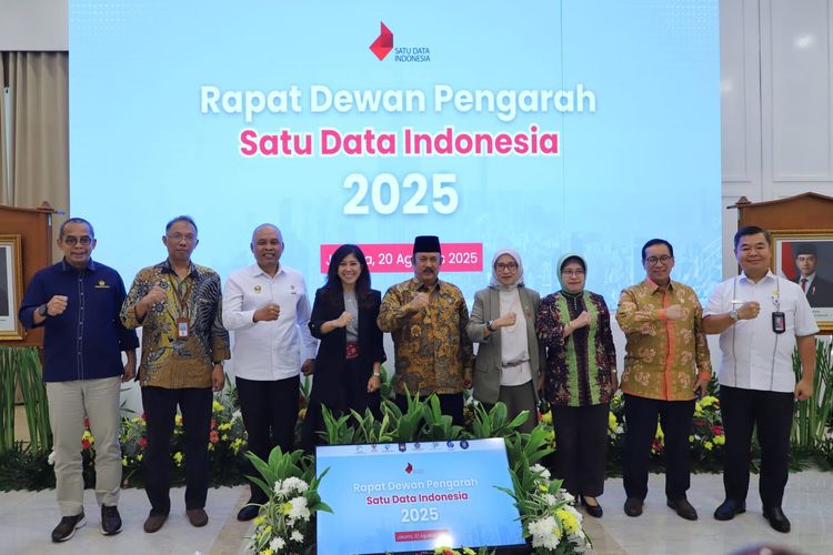 Menteri Pendayagunaan Aparatur Negara dan Reformasi Birokrasi (Menpan RB) Rini Widyantini, Kepala Bappenas Rachmat Pambudy, dan Menteri Komunikasi dan Digital (Menkomdigi) Meutya Hafid dalam Rapat Dewan Pengarah Satu Data Indonesia (SDI), di Kantor Kementerian PPN/Bappenas, Rabu (20/08/2025).
