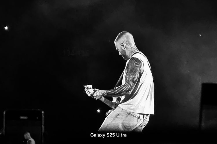 Adam Levine saat manggung di JIS. Foto ini dijepret dengan kamera Samsung S25 Ultra zoom 30x.